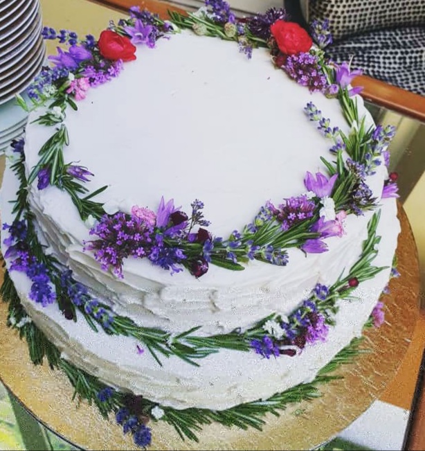 Torto papuošimas gėlėmis_dviaukštis tortas